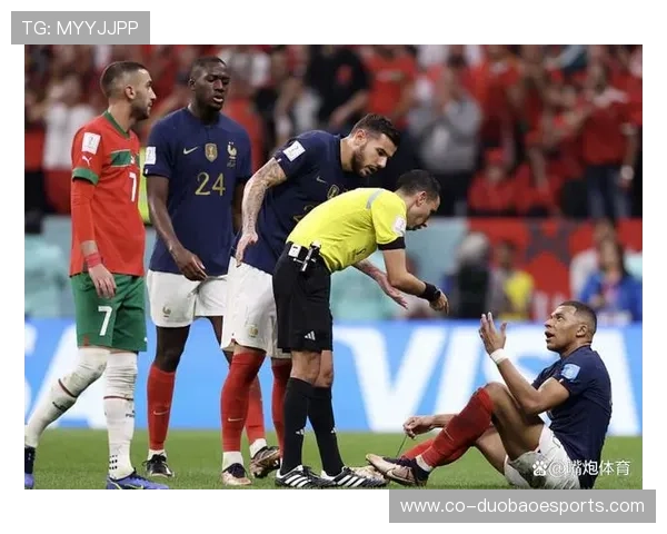 足球球星遭飞铲意外倒地瞬间痛苦表情令人心疼此役伤情引发关注 足球球星遭飞铲意外倒地瞬间痛苦表情令人心疼此役伤情引发关注